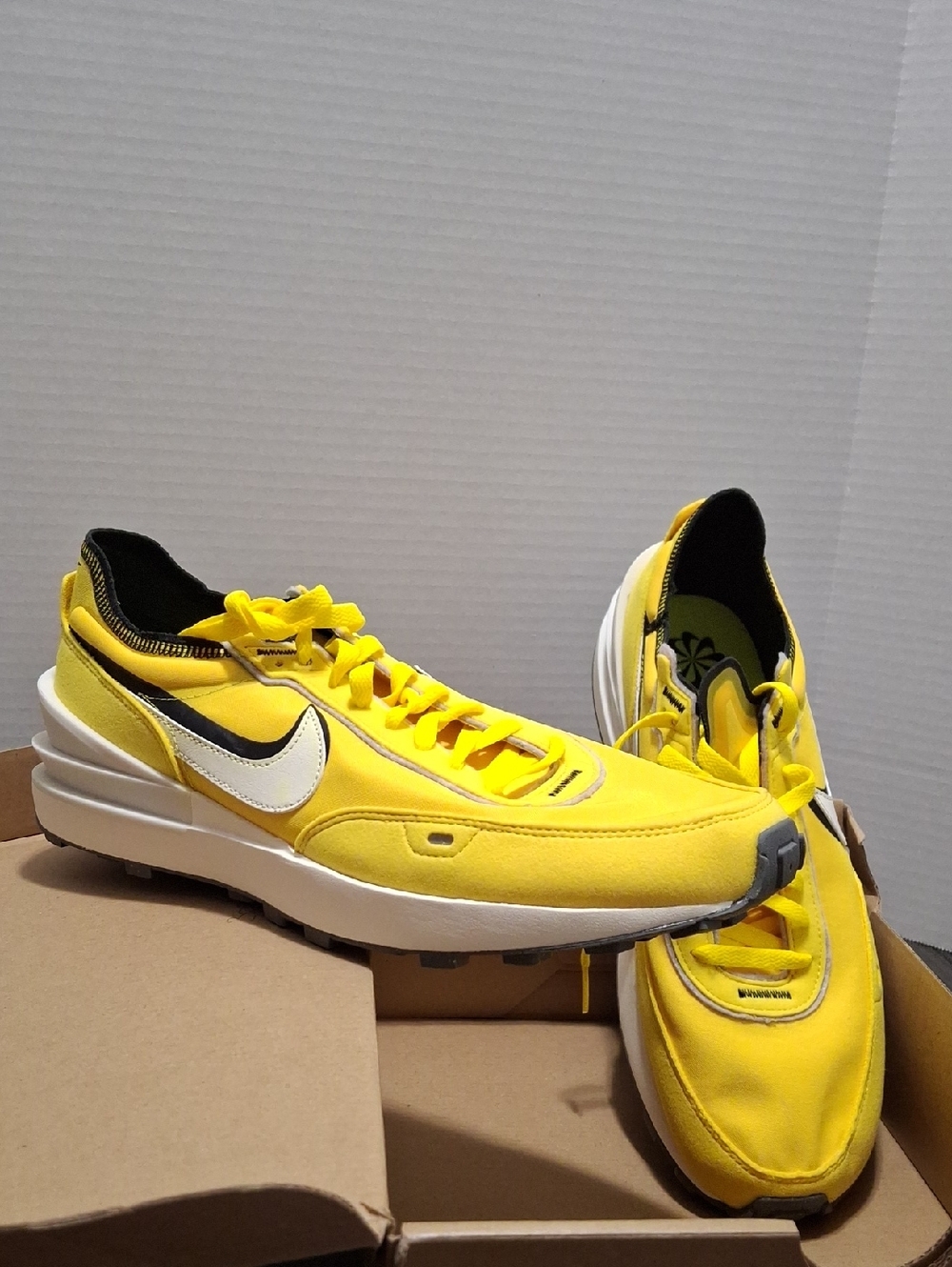 Nike Men’s Yellow and White Low-Top Sneakers